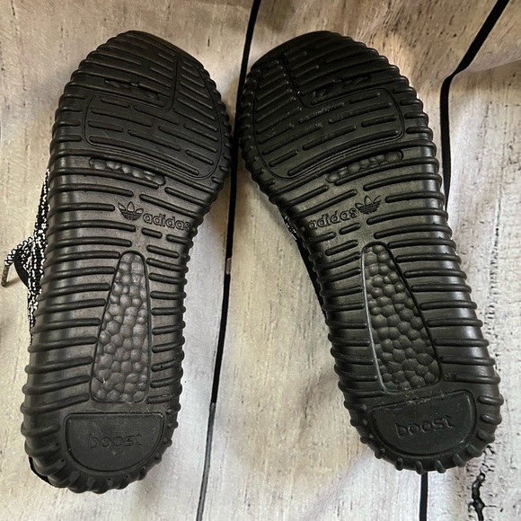 Adidas Yeezy Boost Women's Sneakers Size 7 Black White - Picture 7 of 9